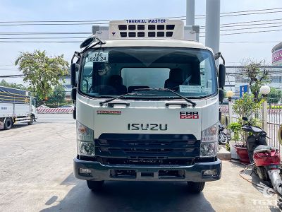 Xe tải Isuzu FRR90NE5 5.8T thùng đông lạnh, vận chuyển hàng hóa thực phẩm hiệu quả.