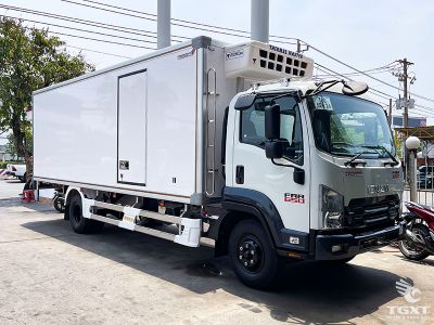 Xe tải Isuzu FRR90NE5 5.8T thùng đông lạnh, vận chuyển hàng hóa an toàn, hiệu quả.