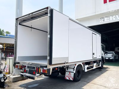 Xe tải Isuzu FRR 90NE5 5.8T thùng đông lạnh, vận chuyển thực phẩm, thủy hải sản hiệu quả.