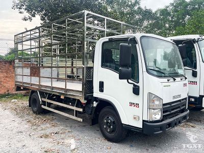 xe-tai-qkr-qmr77he5-2t2-thung-cho-gia-cam-1.jpg Xe tải Isuzu QKR QMR77HE5 2.2 Tấn thùng inox, vận chuyển gia cầm, an toàn, tiết kiệm nhiên liệu, phù hợp ngành chăn nuôi tại Việt Nam.