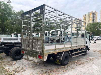 xe-tai-qkr-qmr77he5-2t2-thung-cho-gia-cam-2.jpg Xe tải Isuzu QKR QMR77HE5 2.2 Tấn, thiết kế inox chống gỉ, vận chuyển gia cầm, mạnh mẽ, tiết kiệm nhiên liệu, phù hợp chăn nuôi Việt Nam.