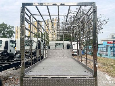 xe-tai-qkr-qmr77he5-2t2-thung-cho-gia-cam-3.jpg Xe tải Isuzu QKR QMR77HE5 2.2 Tấn, thùng inox cao cấp, vận chuyển gia cầm, mạnh mẽ, tiết kiệm nhiên liệu, lý tưởng cho ngành chăn nuôi.