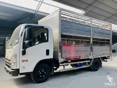 Xe tải Isuzu QKR QMR77HE5 1.9 tấn, thùng inox hai tầng vận chuyển gia súc an toàn, hiệu quả cho ngành chăn nuôi.