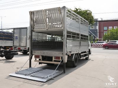 Xe tải Isuzu QKR QMR77HE5 1.9 tấn, thùng inox hai tầng vận chuyển gia súc an toàn trong ngành chăn nuôi.
