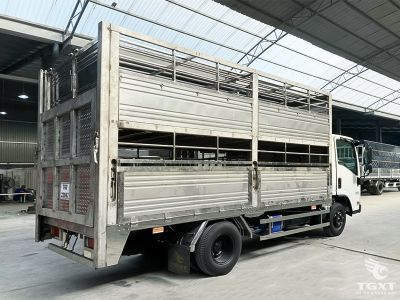 Xe tải Isuzu QKR QMR77HE5 1.9 tấn, thùng inox hai tầng chuyên vận chuyển gia súc, độ bền cao, vận hành linh hoạt, phù hợp ngành chăn nuôi.