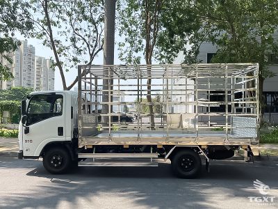 xe-tai-isuzu-qkr-qmr77he5a-1t7-thung-cho-gia-cam-2.jpg Xe tải Isuzu QKR QMR77HE5A 1.7 Tấn chuyên chở gia cầm, thùng đông lạnh cao cấp, thiết kế chuyên dụng, an toàn, hiệu quả.