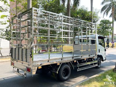 xe-tai-isuzu-qkr-qmr77he5a-1t7-thung-cho-gia-cam-4.jpg Xe tải Isuzu QKR QMR77HE5A 1.7 Tấn vận chuyển gia cầm, thùng đông lạnh cao cấp, thiết kế chuyên dụng, an toàn, hiệu quả.