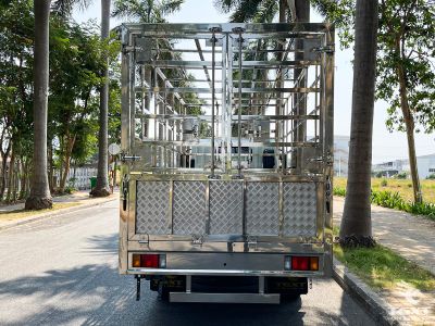 xe-tai-isuzu-qkr-qmr77he5a-1t7-thung-cho-gia-cam-3.jpg Xe tải Isuzu QKR QMR77HE5A 1.7 Tấn chuyên chở gia cầm, thùng đông lạnh cao cấp, thiết kế chuyên dụng, an toàn, hiệu quả.