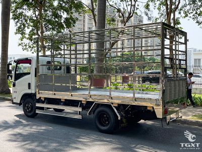 xe-tai-isuzu-qkr-qmr77he5a-1t7-thung-cho-gia-cam-7.jpg Xe tải Isuzu QKR QMR77HE5A 1.7 Tấn, thùng đông lạnh cao cấp, vận chuyển gia cầm an toàn và hiệu quả, thiết kế chuyên dụng cho ngành chăn nuôi.