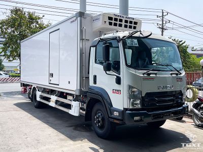 Xe tải Isuzu FRR90LE5 6 tấn với thùng đông lạnh, động cơ mạnh mẽ, hệ thống giữ nhiệt chuyên nghiệp, phù hợp vận chuyển hàng đông lạnh.
