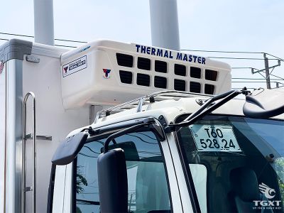 Xe tải Isuzu FRR90LE5 6 tấn phân phối hàng đông lạnh, thiết kế cabin hiện đại, thùng cách nhiệt cao cấp, hệ thống làm lạnh Thermal Master, phù hợp logistics.