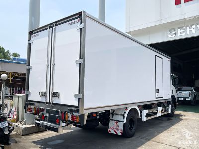 Xe tải Isuzu FRR90LE5 6 tấn thùng đông lạnh, động cơ 205PS, hệ thống làm lạnh mạnh mẽ, vật liệu cách nhiệt cao cấp, phù hợp vận chuyển hàng đông lạnh.