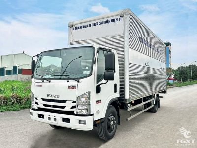 Xe tải Isuzu NQR NQR75ME5 4.9 Tấn, thùng chở pallet chứa cấu kiện điện tử, động cơ Euro 5, an toàn vượt trội.