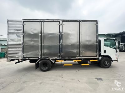 Xe tải Isuzu NQR NQR75ME5 4.9 Tấn, thùng chở pallet chứa cấu kiện điện tử, hệ thống an toàn, động cơ Euro 5, tiết kiệm nhiên liệu.