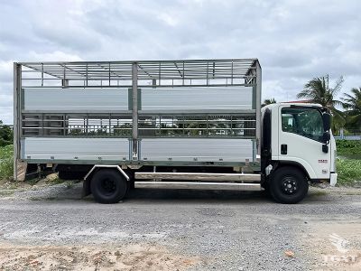 xe-tai-isuzu-nqr-nqr75me5-4t5-cho-gia-suc-5.jpg Xe tải Isuzu NQR NQR75ME5 4.5 Tấn chở gia súc, thiết kế chuyên dụng, động cơ Euro 5, tải trọng lớn, an toàn cao.