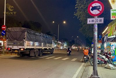 loi-gio-cam-2.jpg Xe tải vượt qua biển cấm giờ, cảnh báo phạt từ 2 triệu đến 3 triệu đồng năm 2025.