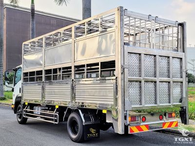 Xe tải Isuzu FRR90LE5 5.5 tấn, chuyên chở gia súc, mạnh mẽ, an toàn, tiết kiệm nhiên liệu, phù hợp cho doanh nghiệp chăn nuôi và vận tải.