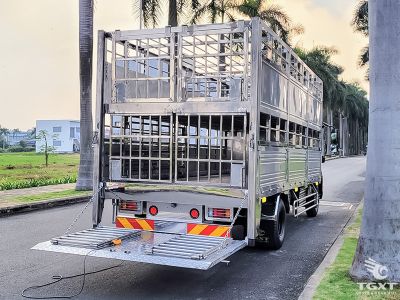 Xe tải Isuzu FRR90LE5 5.5 tấn, thùng chở gia súc, động cơ mạnh mẽ, hiệu quả, an toàn, tiết kiệm nhiên liệu, phù hợp vận chuyển chuyên nghiệp.