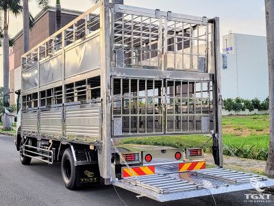 Xe tải Isuzu FRR90LE5 5.5 tấn vận chuyển gia súc, mạnh mẽ, an toàn, tiết kiệm nhiên liệu, phù hợp cho doanh nghiệp chăn nuôi và vận tải.