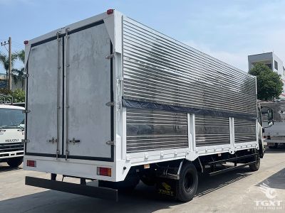 Xe tải Isuzu FRR 90NE5 5.6 tấn, thùng cánh dơi mở hai bên, hiệu suất cao, tiêu thụ ít nhiên liệu, phù hợp vận chuyển hàng lớn, tối ưu logistics.