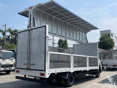 Xe tải Isuzu FRR 90NE5 5.6 tấn với thùng cánh dơi mở hai bên, thiết kế hiện đại, động cơ mạnh mẽ, tiết kiệm nhiên liệu, phù hợp vận chuyển hàng lớn.