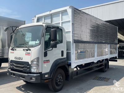 Xe tải Isuzu FRR 90NE5 5.6 tấn, thùng cánh dơi mở hai bên, động cơ mạnh mẽ, tiết kiệm nhiên liệu, phù hợp vận chuyển hàng hóa lớn.