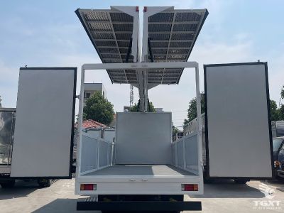 Xe tải Isuzu FRR 90NE5 5.6 tấn, thùng cánh dơi mở hai bên, động cơ mạnh mẽ, tiết kiệm nhiên liệu, phù hợp vận chuyển hàng lớn.