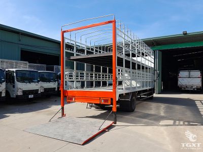 Xe tải Isuzu FRR90NE5 4.9T vận chuyển mô tô, xe máy an toàn, bền bỉ, tiết kiệm nhiên liệu, phù hợp logistics, giá 965 triệu.