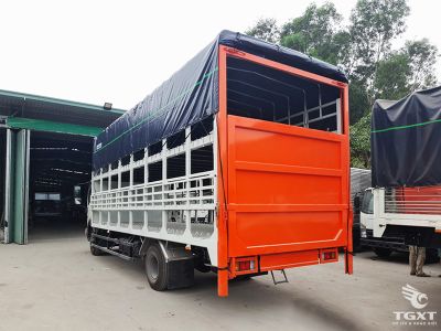 Xe tải Isuzu FRR90NE5 4.9T vận chuyển mô tô, xe máy an toàn, bền bỉ, tiết kiệm nhiên liệu. Giá chỉ 965 triệu đồng, phù hợp doanh nghiệp logistics.