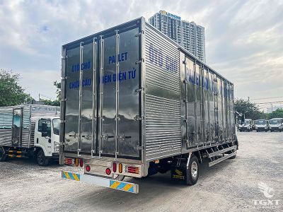 xe-tai-isuzu-frr-frr90ne5-5t9-cho-pallet-chua-cau-kien-dien-tu-5.jpg Xe tải Isuzu FRR 5.9 Tấn vận chuyển cấu kiện điện tử, thùng chứa pallet với hệ thống con lăn, thiết kế tối ưu, tiết kiệm nhiên liệu, phù hợp doanh nghiệp và nhà máy.