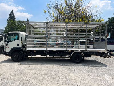 xe-tai-isuzu-frr-frr90qe5-4t8-thung-cho-gia-cam-2.jpg Xe tải Isuzu FRR 4.8 tấn, thùng chở gia cầm rộng 7.4m, công suất 205 Ps, đạt chuẩn Euro 5, hệ thống thông gió hiện đại, vận chuyển hiệu quả.