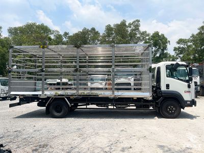 xe-tai-isuzu-frr-frr90qe5-4t8-thung-cho-gia-cam-6.jpg Xe tải Isuzu FRR 4.8 tấn thùng chở gia cầm, động cơ 205 Ps, tiêu chuẩn khí thải Euro 5, hệ thống làm mát và thông gió hiện đại, kích thước 7.4m.