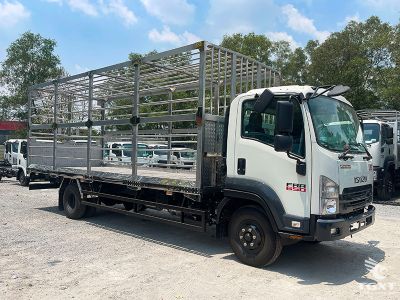 xe-tai-isuzu-frr-frr90qe5-4t8-thung-cho-gia-cam-7.jpg Xe tải Isuzu FRR 4.8 tấn thùng chở gia cầm, động cơ 205 Ps, tiêu chuẩn khí thải Euro 5, hệ thống làm mát và thông gió hiện đại, kích thước 7.4m, chứa 45m³.