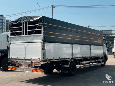 xe-tai-isuzu-frr-frr90qe5-6t-thung-bat-2.jpg Xe tải Isuzu FRR 90QE5 6 tấn, thùng bạt dài 7.4m, phù hợp vận chuyển hàng lớn, tiết kiệm nhiên liệu, thân thiện môi trường.