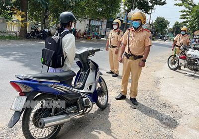 lai-xe-chua-du-tuoi-2.jpg Xe tải chạy trên đường, cảnh báo xử phạt trẻ chưa đủ tuổi lái xe gây tai nạn.