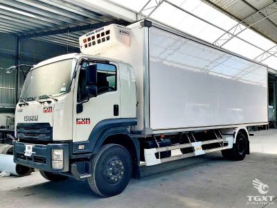 Xe tải Isuzu FVR FVR34SE5 6.8 Tấn thùng đông lạnh cao cấp, mạnh mẽ, phù hợp vận chuyển thực phẩm đông lạnh và hàng hóa cần bảo quản nhiệt độ thấp.