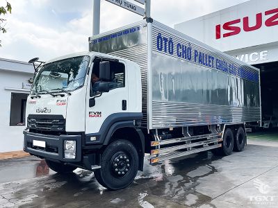 Xe tải Isuzu FVM 13.5 tấn chở pallet cấu kiện điện tử, mạnh mẽ, tiết kiệm nhiên liệu, an toàn cho thiết bị nhạy cảm.