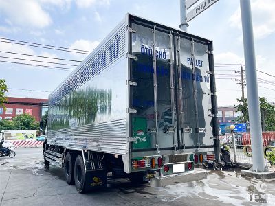 Xe tải Isuzu FVM 13.5 tấn chở pallet cấu kiện điện tử, thiết kế tối ưu, vận hành tiết kiệm, an toàn cao trong vận chuyển linh kiện điện tử nhạy cảm.