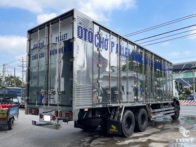 Xe tải Isuzu FVM 13.5 tấn chuyên chở cấu kiện điện tử, thiết kế an toàn, tiết kiệm nhiên liệu, phù hợp ngành logistics điện tử.