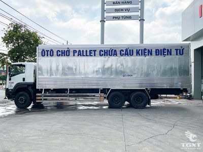 Xe tải Isuzu FVM 13.5 tấn chở cấu kiện điện tử, thiết kế tối ưu, vận hành tiết kiệm, an toàn cao trong vận chuyển linh kiện điện tử nhạy cảm.