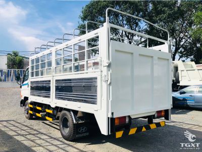 Xe tải Hyundai New Mighty W750 3.5T, thùng bạt gắn bửng nâng, tiêu chuẩn khí thải Euro 5, công suất 140 mã lực, vận hành mạnh mẽ, tiết kiệm nhiên liệu.