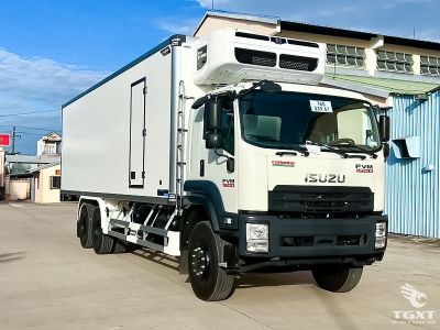 xe-tai-isuzu-fvm-fvm60we5-13t5-thung-dong-lanh-1.jpg Xe tải Isuzu FVM FVM60WE5 13.5 tấn với thùng đông lạnh, phù hợp vận chuyển hàng đông lạnh chất lượng cao.