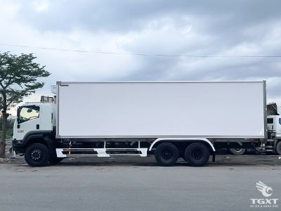 xe-tai-isuzu-fvm-fvm60we5-13t5-thung-dong-lanh-7.jpg Xe tải Isuzu FVM FVM60WE5 13.5 tấn, thùng đông lạnh chất lượng cao, phù hợp vận chuyển hàng đông lạnh.