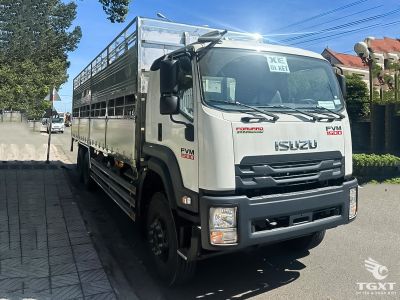 xe-tai-isuzu-fvm-fvm60we5-13t-thung-cho-gia-suc-7.jpg Xe tải Isuzu FVM FVM60WE5 13 tấn chở gia súc, thiết kế inox 2 tầng, động cơ Euro 5 mạnh mẽ, hiệu quả vận chuyển tối ưu.