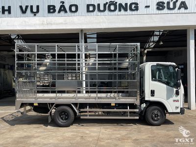 xe-tai-isuzu-qkr-qkr77fe5-1t9-thung-cho-gia-cam-3.jpg Xe tải Isuzu QKR QLR77FE5 1.9T chở gia cầm, động cơ 120Ps, đạt chuẩn Euro 5, phù hợp vận chuyển từ trang trại đến chợ.