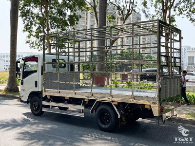 xe-tai-isuzu-qkr-qkr77fe5-1t9-thung-cho-gia-cam-4.jpg Xe tải Isuzu QKR QLR77FE5 1.9T phù hợp vận chuyển gia cầm, động cơ 120Ps, đạt chuẩn Euro 5, linh hoạt trong ngành chăn nuôi và chế biến.