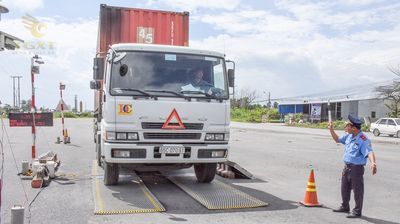 Xe tải vượt quá trọng tải, nguy cơ vi phạm luật giao thông.