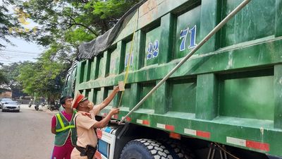 loi-qua-kho-2.jpg Xe tải vượt quá kích thước quy định gây vi phạm pháp luật giao thông.