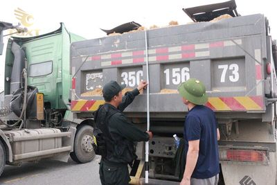 loi-qua-kho-1.jpg Xe tải vượt quá kích thước gây nguy hiểm, nguy cơ bị phạt nặng tại Việt Nam.