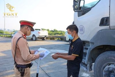 nghi-dinh-3.jpg Xe tải trong cảnh sát kiểm tra vi phạm quá tải theo Nghị định 123/2021/NĐ-CP, mức phạt mới từ 1/1/2025.